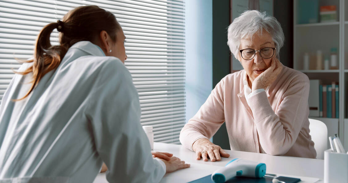 Auch wenn es unangenehm ist: Anale Blutungen müssen immer ärztlich abgeklärt werden. / © Shutterstock/Stock-Asso