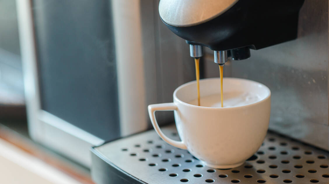 Kaffee aus Automaten mit Metallfiltern könnte sich im Vergleich zu papiergefiltertem Kaffee negativ auf den Cholesterolspiegel auswirken. / © Getty Images/Pratchaya