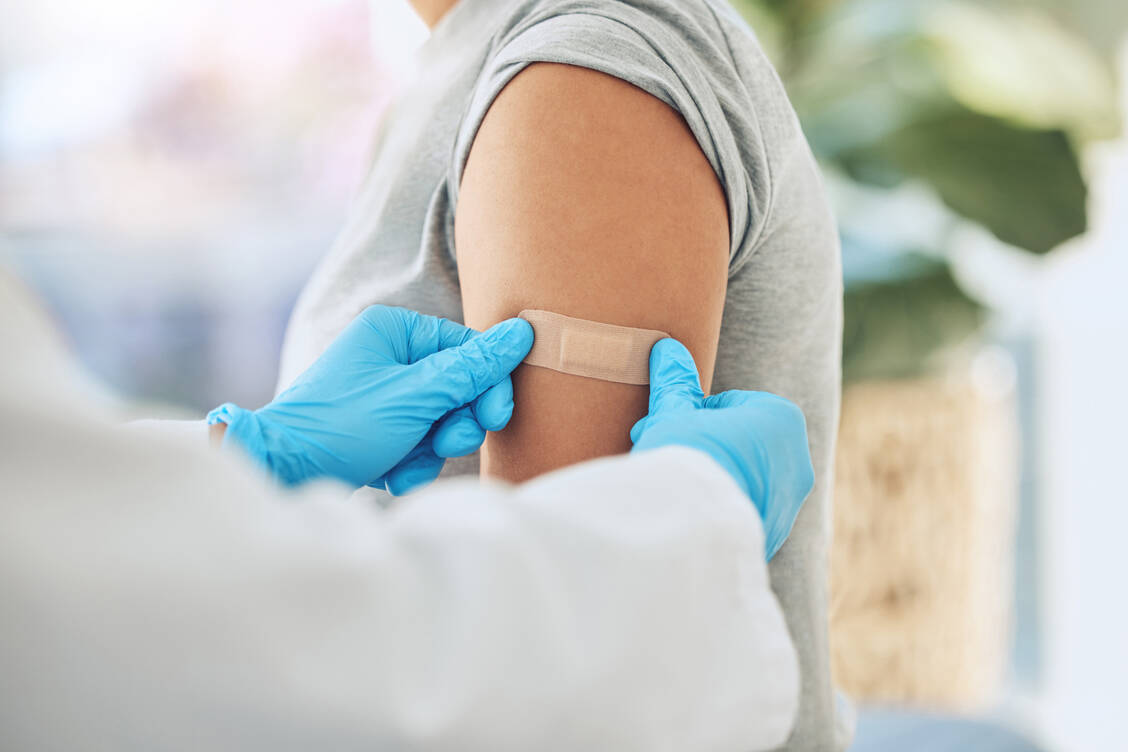 Drei RSV-Impfstoffe sind in der EU zugelassen. Abrysvo® ist die Vakzine mit der breitesten Indikation bislang. / © Adobe Stock/Azeemud-Deen Jacobs/peopleimages.com