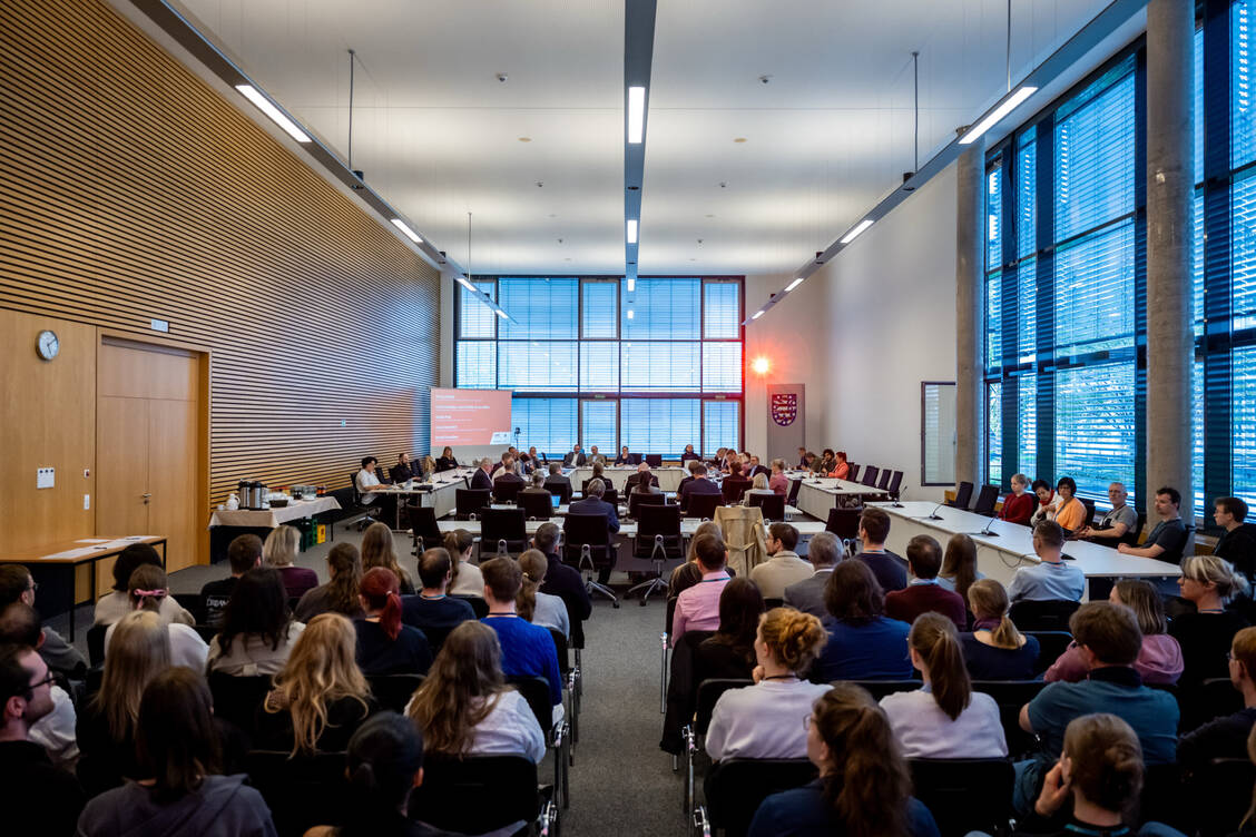 Die Anhörung im Landtag lockte zahlreiche Zuhörerinnen und Zuhörer an.  / © Jacob Schröter / Landesapothekerkammer Thüringen