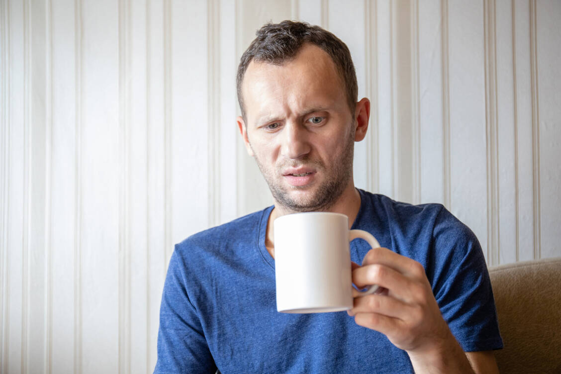 Riecht und schmeckt der Lieblingskaffee plötzlich seltsam, kann das auf eine Coronavirus-Infektion hindeuten. / Foto: Adobe Stock/Sergey