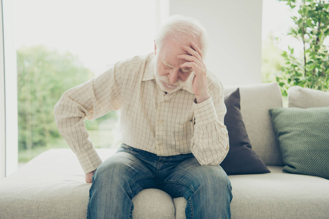 Chronische Schmerzen rauben Kraft und Lebensqualität. Umso wichtiger ist eine wirksame und gut verträgliche Schmerztherapie für ältere Menschen. Opioide sind eine Option.  / Foto: Getty Images/Deagreez