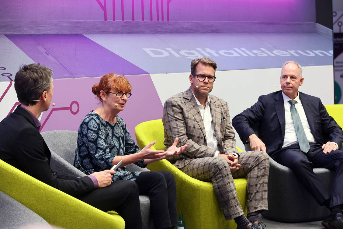 Wie können Pharmagroßhandel und Apotheken gemeinsam für ihre Ziele kämpfen? Beim Panel PZ-Nachgefragt diskutierten Anke Rüdinger, DAV-Vize; Sven Simons, Marketing-Chef von Phoenix Deutschland, und Michael Kuck, Vorstandsvorsitzender der Noweda, über die anstehenden politischen Herausforderungen der Branche. / © PZ/Alois Mueller