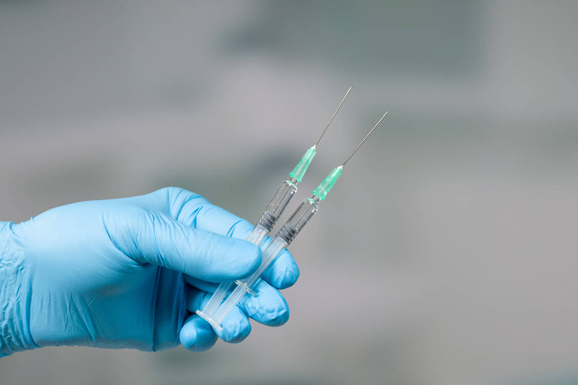 Für die Herstellung von parenteralen Zubereitungen mit biotechnologisch hergestellten Arzneimitteln sollen Apotheken laut G-BA wirkstoffbezogen ein preisgünstiges Produkt auswählen. / Foto: Adobe Stock/StudioLaMagica