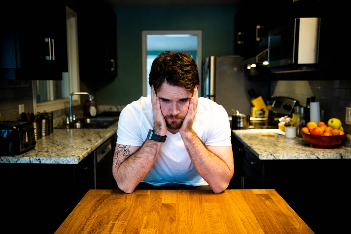 Psychische Erkrankungen zeigen sich bei Männern anders als bei Frauen und werden seltener diagnostiziert. Die Selbstfürsorge wird oft zurückgestellt. / © Getty Images/Fertnig