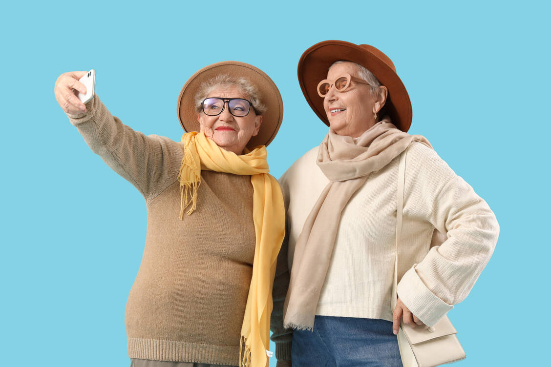 Eine ruhige Lebensphase zeigt sich auch in der Farbwahl der Kleidung. Ältere Menschen greifen daher häufiger zu gedeckten Tönen. / © Adobe Stock/Pixel-Shot