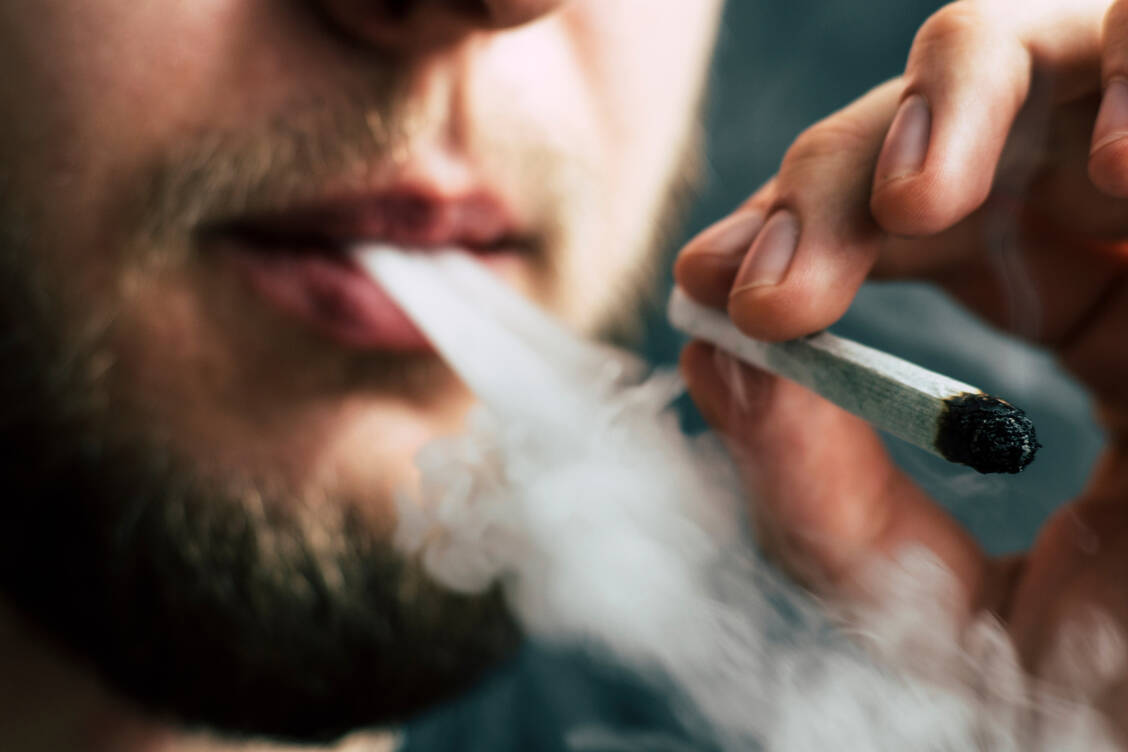 Auch im Rauch, der beim Verbrennen von Cannabisblättern oder -blüten entsteht, sind viele Toxine, Reizstoffe und Karzinogene wie in Tabakrauch enthalten.  / © Adobe Stock/TaylerDerden