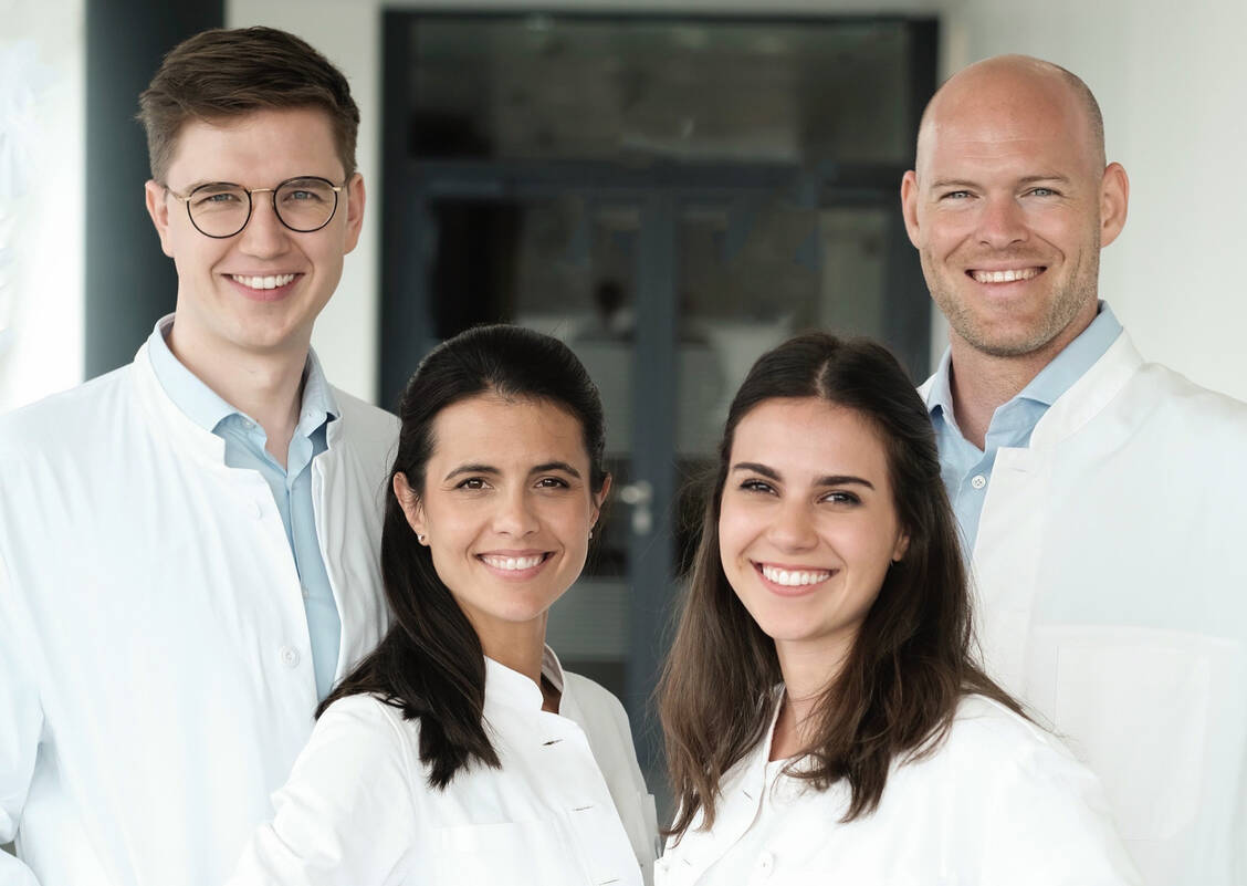 Die vier Ärztinnen und Ärzte Ole Martin, Estefanía Lang, Alice Martin und Patrick Lang (von links nach rechts) gründeten das Start-up Dermanostic im April 2020.  Das junge Unternehmen heimste beim Apostart-Pitch 2020 den ersten Platz  ein. / Foto: Patrycia Lukas