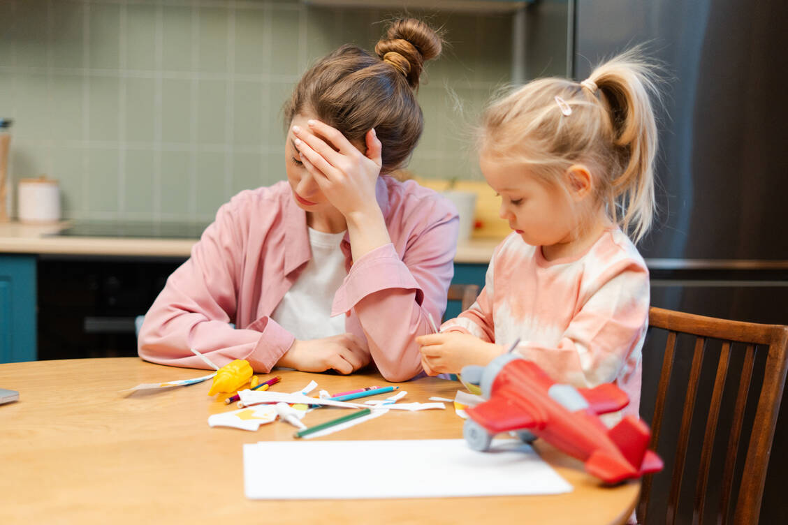 Ein Burn-out ist nicht an den Job gebunden. Auch ein stressiges Privatleben kann zu einem Burn-out führen. Umso wichtiger ist es, Anzeichen früh zu erkennen. / © Getty Images/Mariia Vitkovska