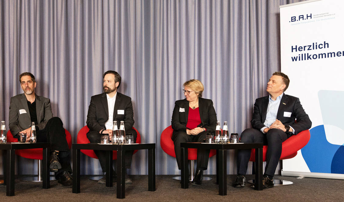 Diskutierten über Gesundheitsdaten: IQWiG-Leiter Thomas Kaiser (v.l.), Maro Bader (Roche Pharma), Professor Sylvia Thun (Charité) und Michael Lauk (B. Braun). / Foto: BAH
