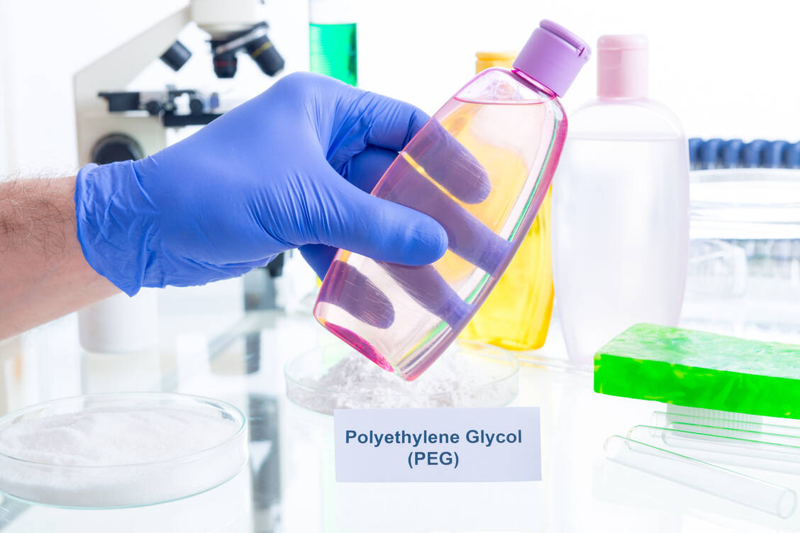 Polyethylenglykol (PEG) wird in vielen pharmazeutischen Produkten, Lebensmitteln und Kosmetika verwendet. Allergien gegen diesen Hilfsstoff sind insgesamt eher selten. / Foto: Getty Images/humonia