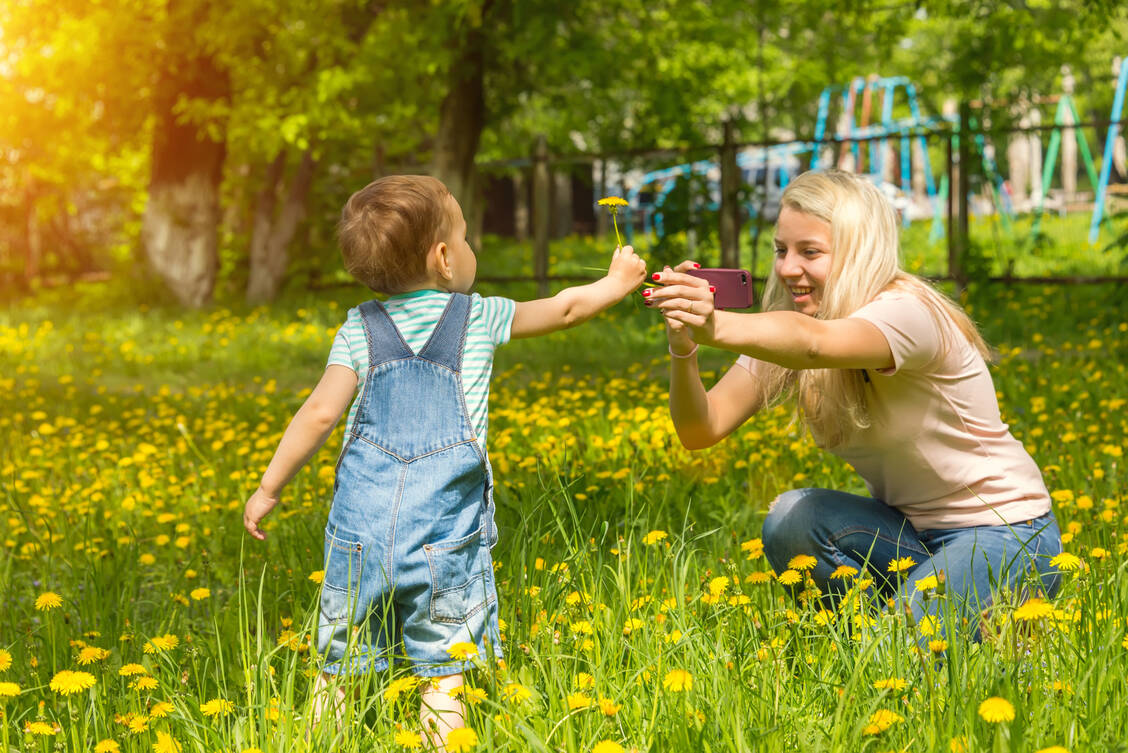 Video gemacht, Erinnerung weg: Wer wichtige Ereignisse nur durch die Kameralinse festhält, vergisst sie womöglich schneller. / © Shutterstock/Valeriya Popova 22