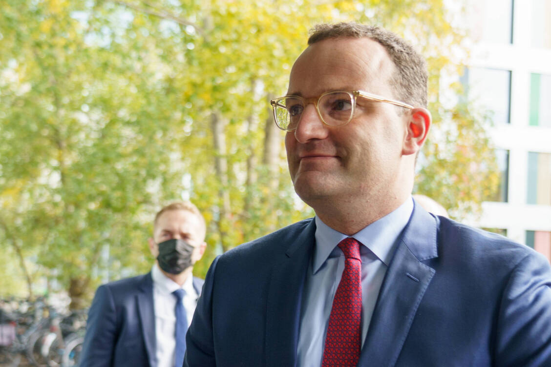 Die Ärzte haben sich beim geschäftsführenden Bundesgesundheitsminister Jens Spahn (CDU) Gehör verschaffen können und sich erfolgreich für ein verkürztes Bestell-Intervall bei Covid-19-Impfstoffen eingesetzt. / Foto: Imago Images/Chris Emil Janßen