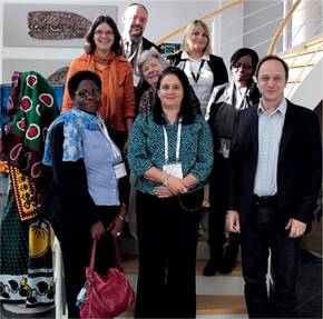 Action-medeor-Vorstand Christoph  Bonsmann (vorne rechts) empfing  die internationale Apothekergruppe.
<p class="fotonachweis">Foto: Action medeor</p>