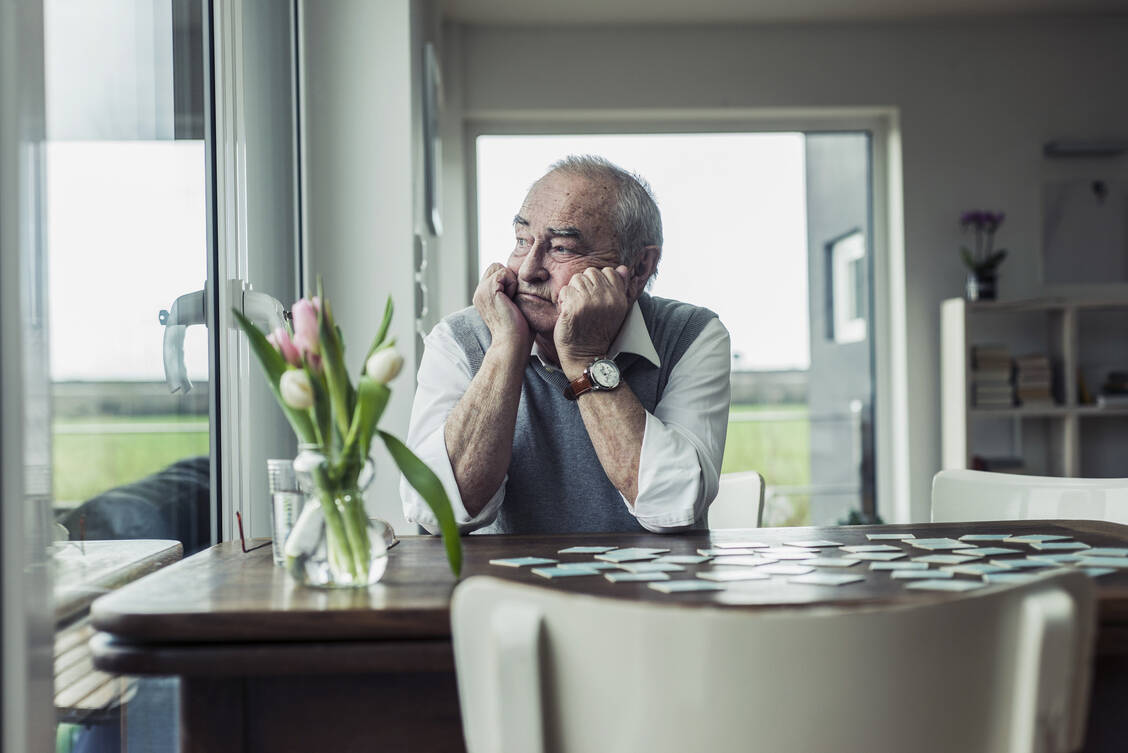 Antriebs-, Empathie- und Interessenverlust sind neben dem Gedächtnisverlust typische Symptome einer Alzheimer-Demenz. Hier kann das Psychostimulans Methylphenidat helfen. / Foto: Getty Images/Westend61