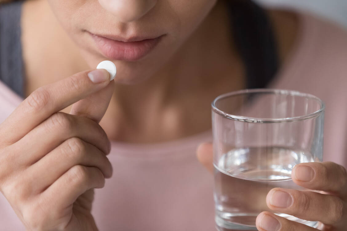 Die längerfristige Einnahme von Paracetamol in hohen Dosen könnte den Blutdruck signifikant erhöhen, wie eine aktuelle Studie suggeriert.  / Foto: Adobe Stock/fizkes