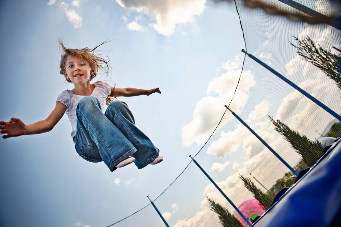 Je höher, desto spaßiger. Je wilder, desto besser: Trampolinspringen ist für Kinder ein großes Vergnügen – aber auch verletzungsträchtig.  / Foto: Getty Images/Imgorthand