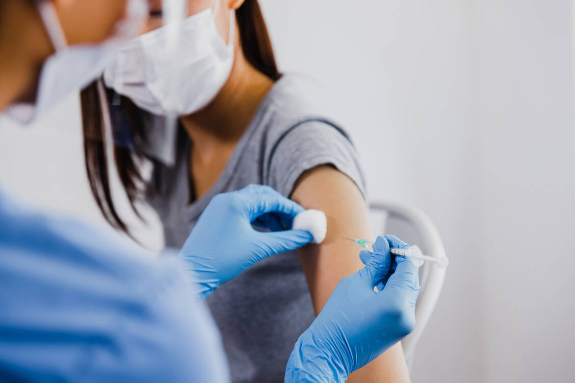 In der aktuellen Studie lag die Wirksamkeit gegen Krankenhauseinweisungen wegen Omikron drei Monate oder länger nach der dritten Dosis Comirnaty® von Biontech/Pfizer bei 55 Prozent.  / Foto: Adobe Stock/khwanchai