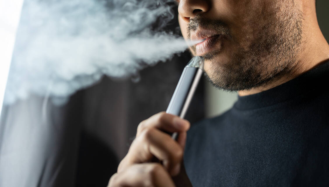 E-Zigaretten machen viel Qualm, sind aber weniger gesundheitsschädlich als Tabakerzeugnisse.  / Foto: Adobe Stock/Chanakon