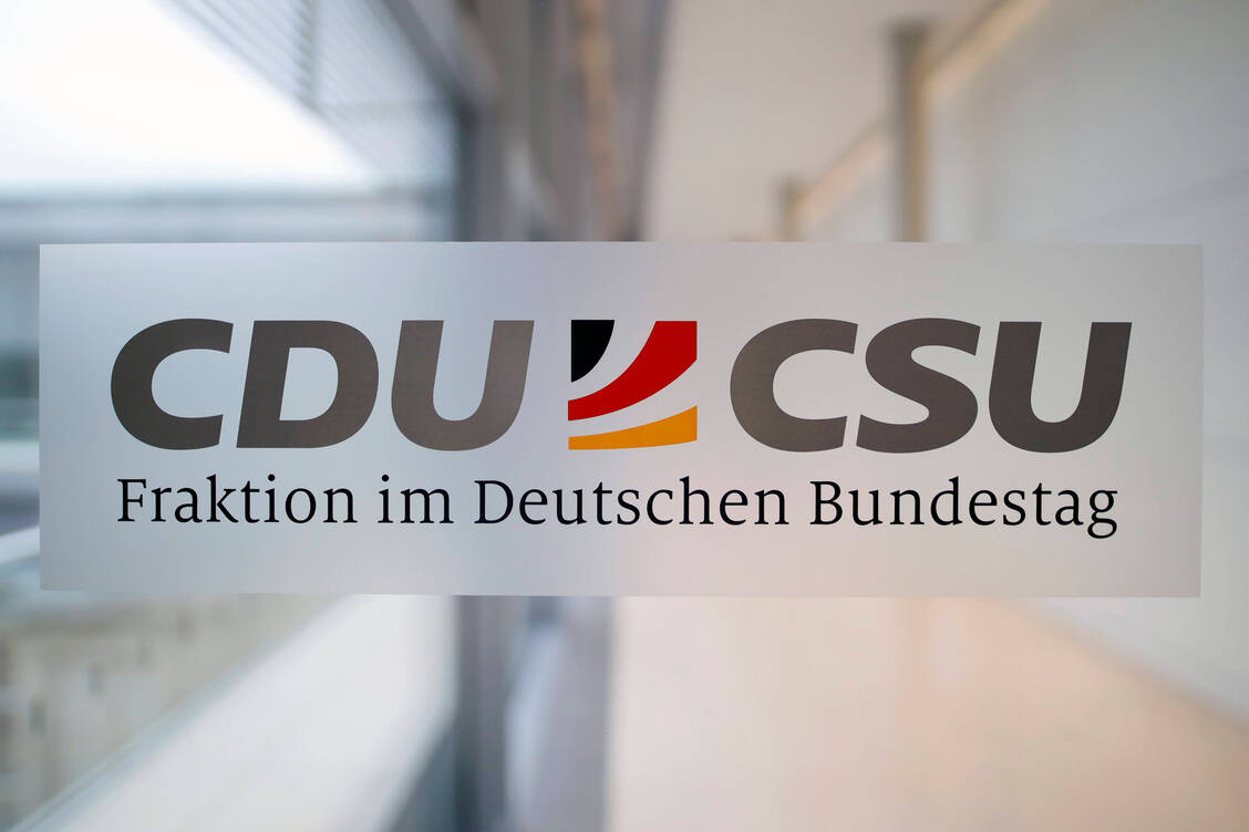 Die Unionsfraktion im Bundestag bringt einen Antrag ein, in dem unter anderem eine kostendeckende Vergütung für das Lieferengpass-Management der Apotheken gefordert wird. / Foto: imago images/Future Image
