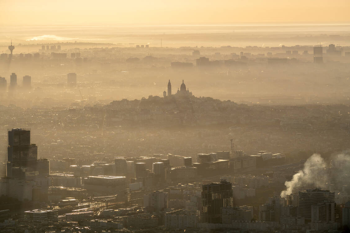 Immer wieder werden in europäischen Großstädten wie hier in Paris Feinstaub- und andere Schadstoff-Grenzwerte in der Luft gerissen. Das soll durch strengere Vorgaben besser werden. / © Getty Images/Nisian Hughes