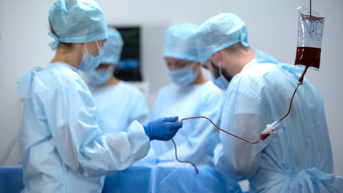 Einem aktualisierten Cochrane-Review zufolge lässt sich postoperatives Vorhofflimmern nach einer Herz-OP nicht verhindern.  / © Adobe Stock/motortion