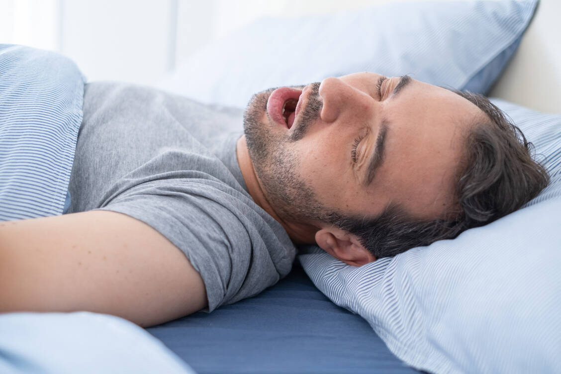 Schlafapnoe-Patienten atmen häufig durch den Mund. Dies wird durch Mouth-Taping verhindert. Es kann jedoch dazu führen, dass die Patienten weniger Luft bekommen. / © Adobe Stock/Paolese