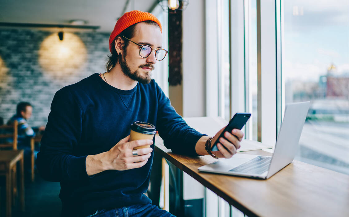 Bildung schützt nicht vor Blödsinn: Eine Studie hat untersucht, wer falsche Schlagzeilen schnell entlarvt und wer eher nicht. / © Adobe Stock/BullRun