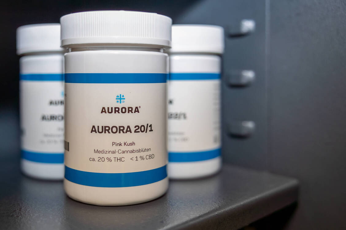 Cannabisblüten sollen in der Apotheke im Originalbehältnis aufbewahrt werden, dürfen aber nicht in diesem an die Patienten abgegeben werden. / © Imago/Ardan Fuessmann