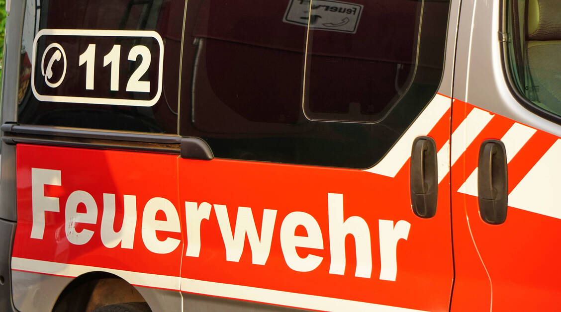 In einem Freiburger Industriegebiet brach gestern Abend ein Brand aus. Bislang ist er nicht gelöscht. Von dem Feuer ist auch eine Phoenix-Niederlassung betroffen. / © Imago/Chromorange