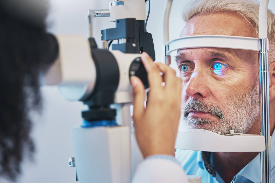 Grauer Star und die altersabhängige Makuladegeneration werden mit zunehmendem Alter immer häufiger und treten nicht selten auch zusammen auf.   / © Adobe Stock/peopleimages.com