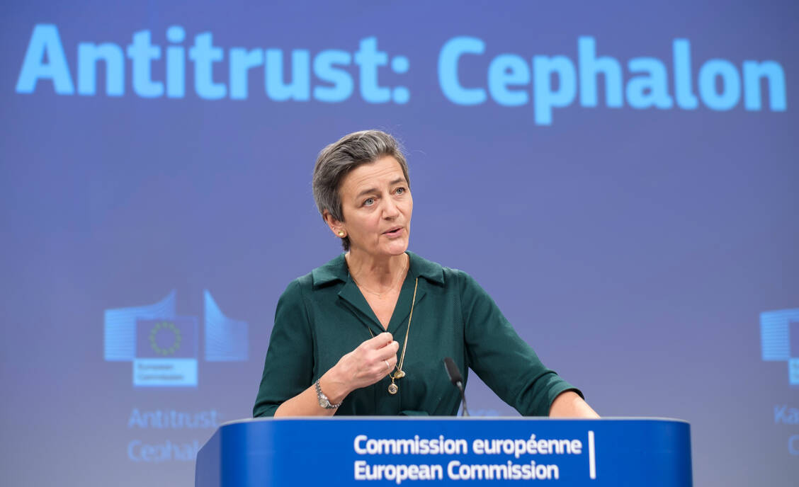 EU-Wettbewerbskommissarin Margrethe Vestager kündigte am heutigen Donnerstag in Brüssel eine millionschwere Strafzahlung für zwei Pharmafirmen an. / Foto: picture alliance / AA | Thierry Monasse / Pool