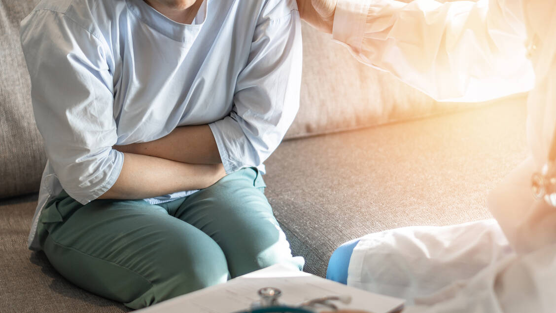 Eine Strahlen- oder Chemotherapie ist äußerst belastend, sowohl psychisch als auch körperlich. Es lohnt sich, einen Blick auf die Begleitmedikation zu werfen und diese zu optimieren. / Foto: Getty Images/Chinnapong