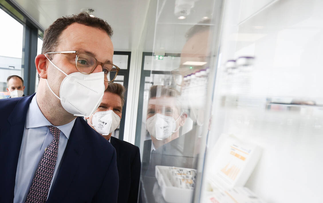 Bundesgesundheitsminister Jens Spahn (CDU), hatte heute zum Produktionsstart die Chance auf einen Rundgang durch die Produktionsstätten von Allergopharma in Reinbek bei Hamburg. / Foto: picture alliance/dpa/dpa/Pool