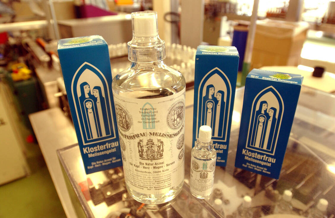 Wiedererkennbar – selbst nach 200 Jahren: Das Logo auf den Melissengeistflaschen von Klosterfrau hat sich kaum verändert.  / © Imago/Uwe Steinert