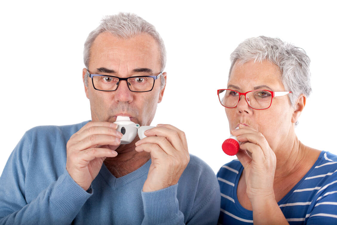 Viele Asthmapatienten brauchen neben ihrer Langzeittherapie (Controller) auch eine Bedarfsmedikation (Reliever). / Foto: Adobe Stock/Jenny Sturm