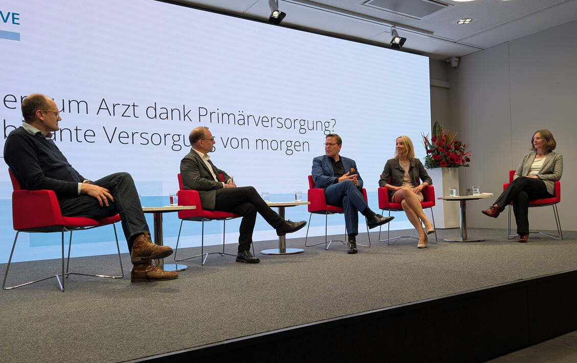 Janosch Dahmen, Tim Szent-Ivanyi, Tino Sorge, Stefanie Stoff-Ahnis und Jutta Bleidorn (v.l.n.r.) sprachen über das Primärversorgungssystem.  / © PZ/Brockfeld