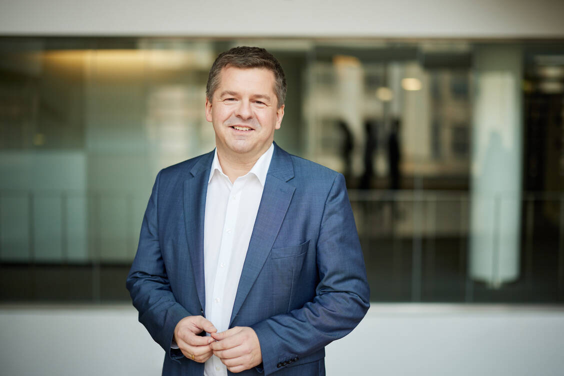 Sven Schulze ist Ministerpräsident und Spitzenkandidat der CDU in Sachsen-Anhalt. Während des Wahlkampfs erhielt er Unterstützung von der ehemaligen Gesundheitsministerin Nina Warken (CDU). / © Rayk Weber