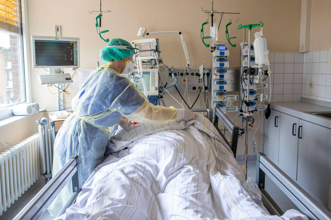 Schmerzmittel, Sedativa, Muskelrelaxanzien, Antibiotika, Infusionslösungen: Der Medikamentenbedarf künstlich beatmeter Covid-19-Patienten ist extrem hoch und erfordert eine ausgefeilte intensivmedizinische Behandlung. / Foto: imago images/Reichwein