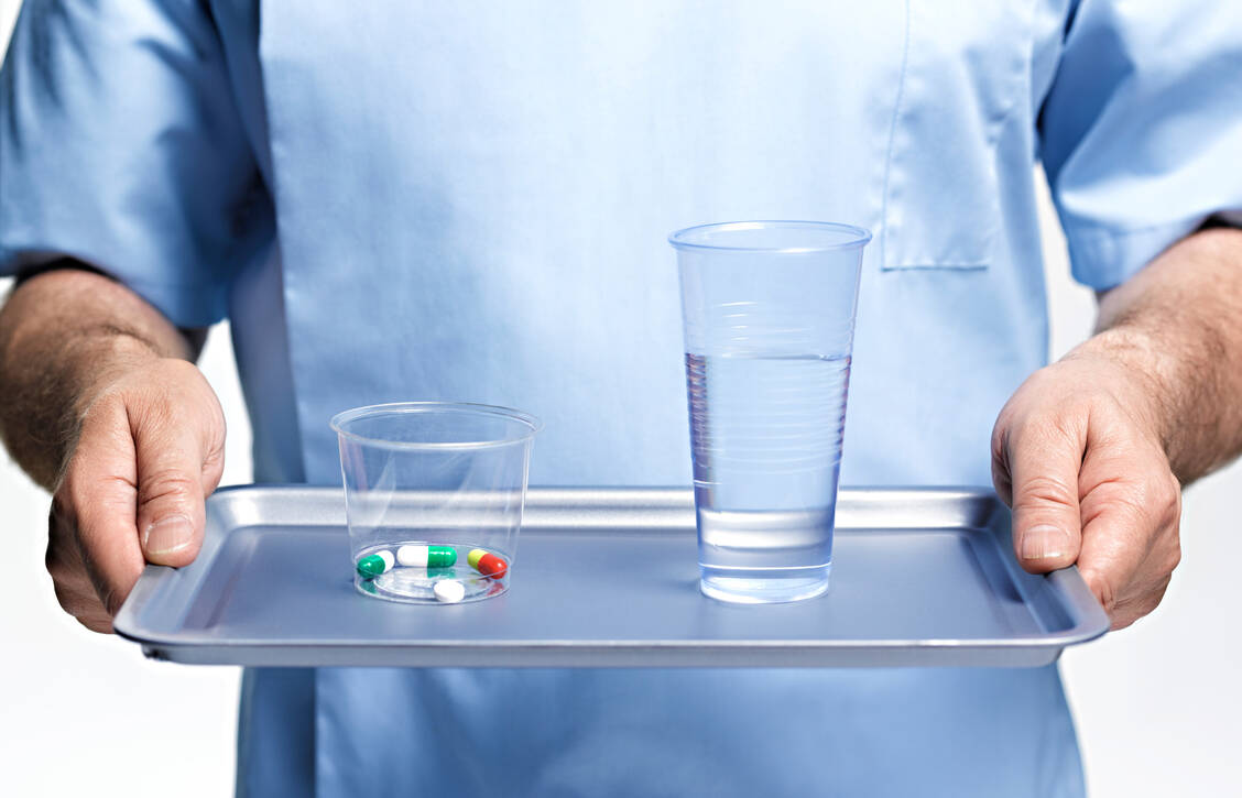 Apothekerinnen und Apotheker im Krankenhaus leisten einen wesentlichen Beitrag zur Arzneimitteltherapiesicherheit im Krankenhaus. / © Getty Images/Peter Dazeley