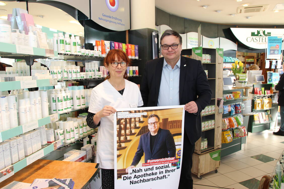 Die Inhaberin der Castello-Apotheke, Anke Rüdinger, hat Bezirksbürgermeister Michael Grunst gezeigt, was die Offizin tagtäglich für die Menschen in seinem Bezirk bedeutet.   / Foto: BA Lichtenberg