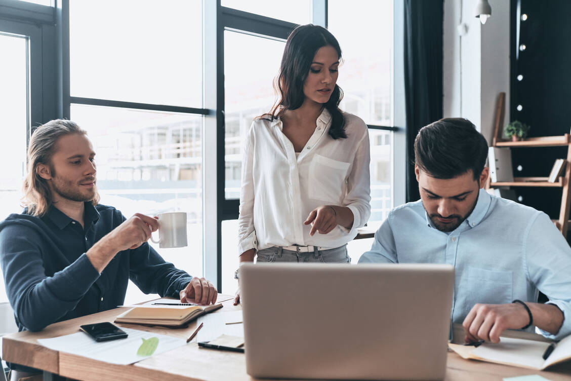Pannen-Panik: Im Umfeld von Männern sehen Frauen ihre eigenen Fehler sehr negativ. / © Shutterstock/G-Stock Studio
