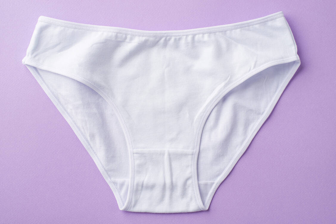 Frauen mit einer empfindlichen Vaginalflora sollten auf Slipeinlagen, Strings und einengende Unterwäsche verzichten. / © Adobe Stock/ActionGP