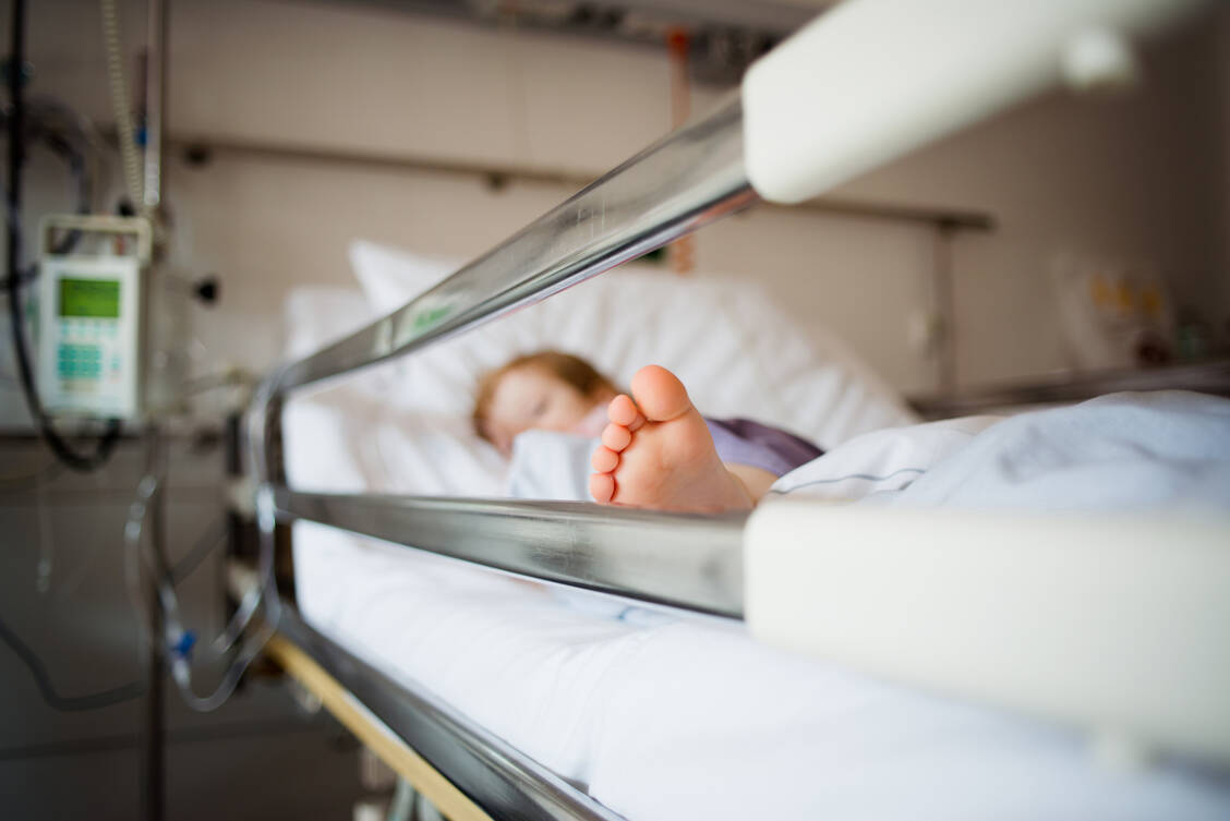 Das Pediatric Inflammatory Multisystem Syndrome (PIMS) als Folge einer Corona-Infektion ist ein sehr seltenes Phänomen. Wenn es auftritt, müssen die betroffenen Kinder jedoch häufig intensivmedizinisch versorgt werden. Das Entzündungssyndrom gilt als gut behandelbar. / Foto: Getty Images/Sebastian Rose