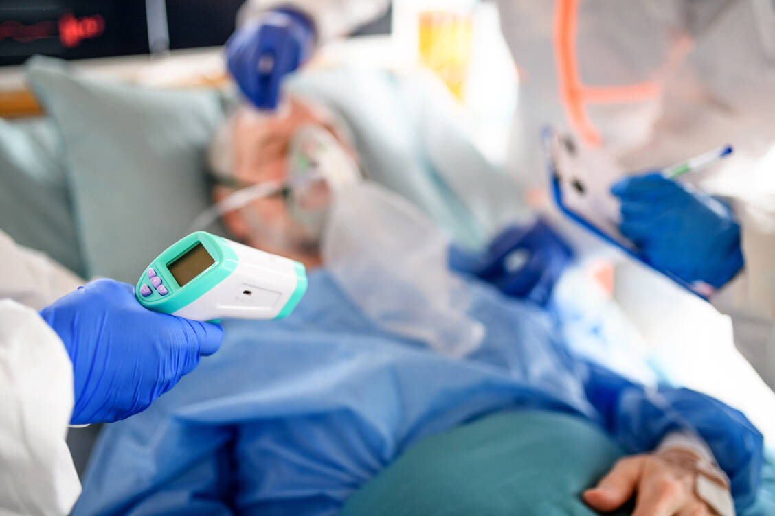Bei schwerem Covid-19 kommen im Krankenhaus bisher verschiedene Wirkstoffe zum Einsatz, etwa Dexamethason. Der neue Wirkstoffkandidat Sabizabulin schnitt in einer klinischen Studie nun sehr erfolgreich ab. / Foto: Adobe Stock/Halfpoint