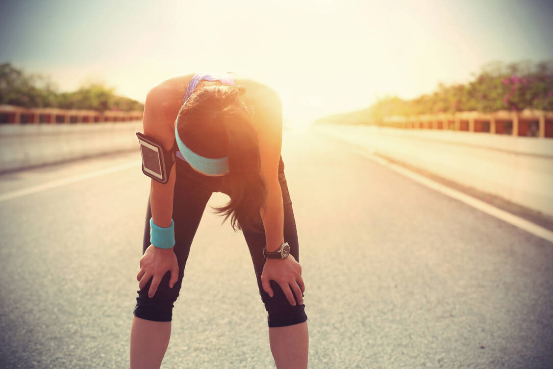 Jogger sollten die frühen Morgenstunden für ihr Training nutzen – und lieber moderat laufen als sich komplett zu verausgaben. / Foto: Getty Images/lzf
