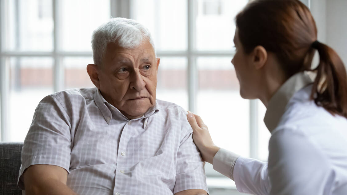 Das Apothekenteam sollte sich nicht scheuen, einen auffällig veränderten Kunden auf Suizidgedanken anzusprechen. / Foto: Adobe Stock/fizkes
