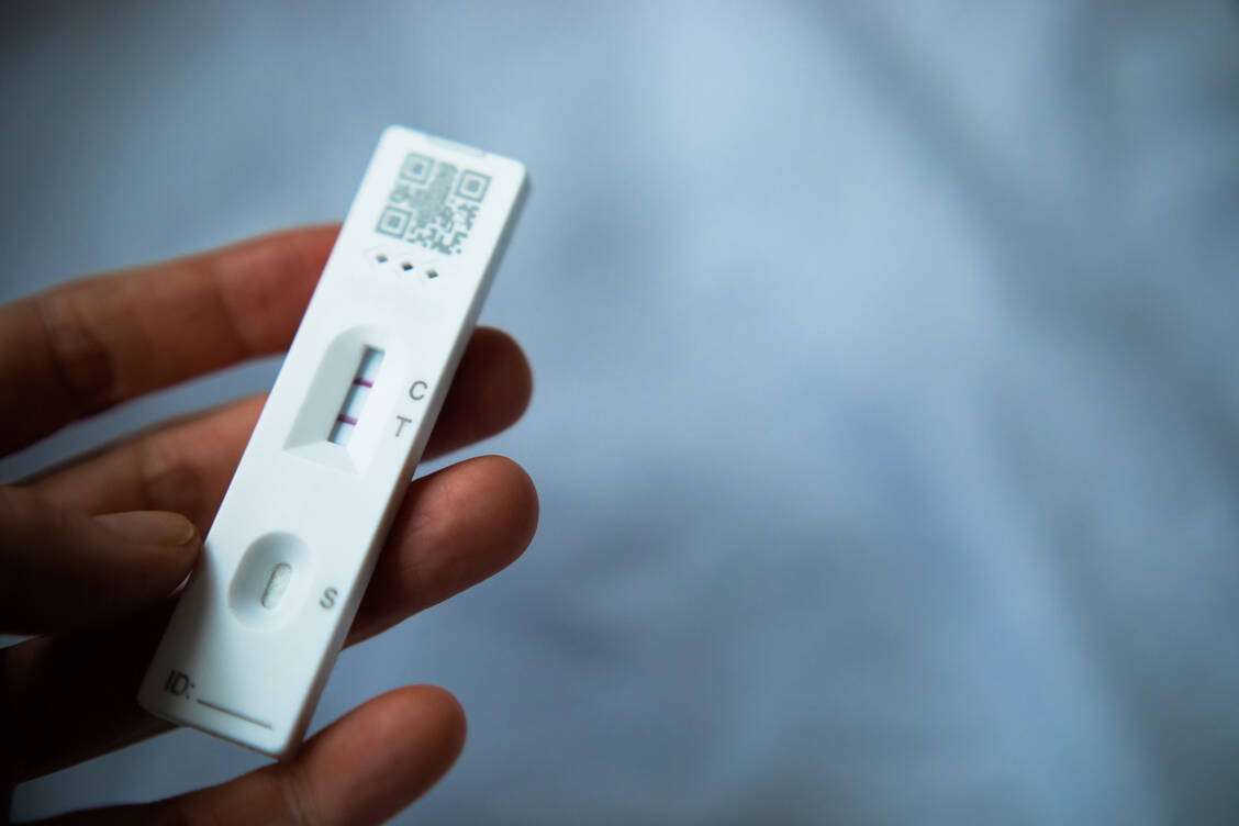 Nach einer Umfrage im Auftrag der DAK-Gesundheit geht die Angst, an Covid-19 zu erkranken, in Deutschland weiter zurück. / Foto: Getty Images/Basak Gurbuz Derman
