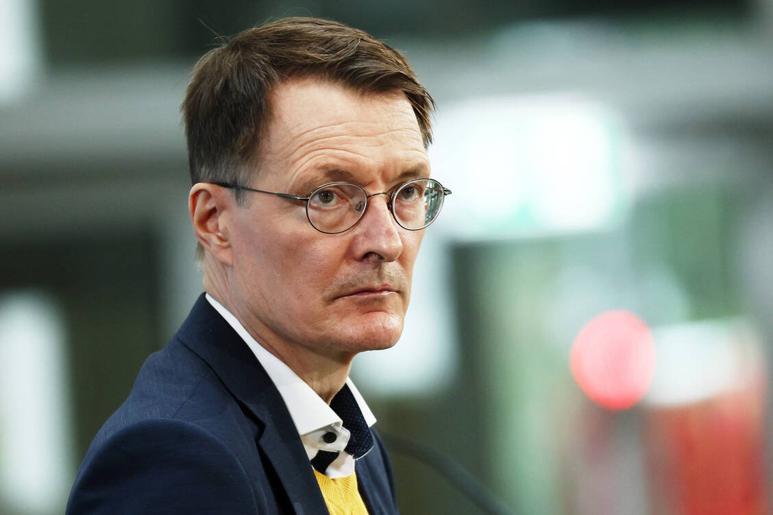 Bundesgesundheitsminister Professor Karl Lauterbach (SPD) will die Lieferengpässe mit einem Generika-Gesetz in den Griff bekommen.  / Foto: IMAGO/Emmanuele Contini