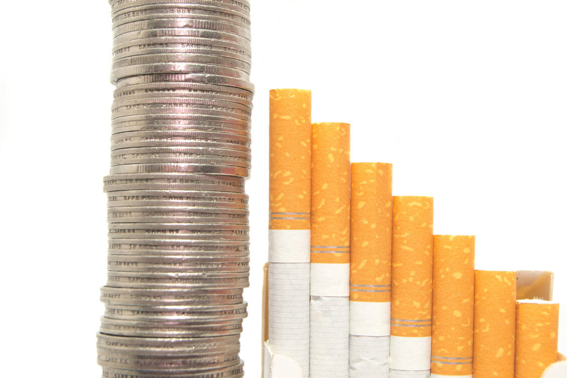 Mit Steuererhöhungen und der Inflation sei eine 20-Stück-Packung Zigaretten von Top-Marken 2022 und 2023 jeweils um mehr als fünf Prozent teurer geworden. / Foto: Getty Images/Douwdejager